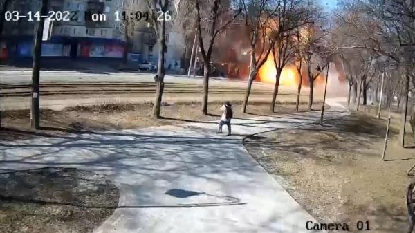 Imagini cu o rachetă care lovește în mijlocul unei străzi din Kiev, în timp ce oamenii circulă pe drum și trotuar