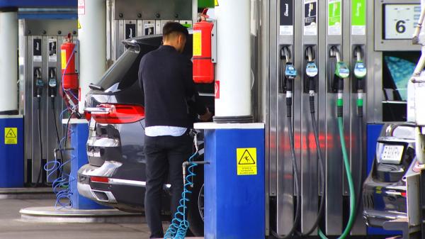 Când se va ieftini benzina la 7,5 lei pe litru. Barilul de petrol a scăzut sub 100 de dolari