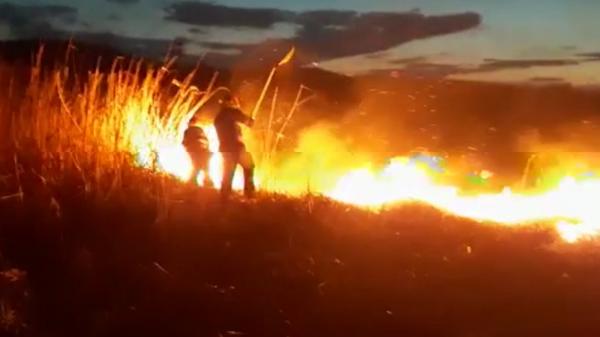 A început sezonul incendiilor de vegetaţie. În Botoşani pompierii au avut de stins ieri şapte astfel de incendii