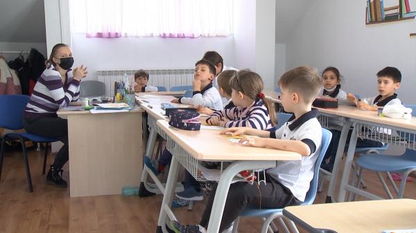 "Șmecheria" vizelor de flotant. De ce riscă multe școli să țină cursuri în 3 schimburi