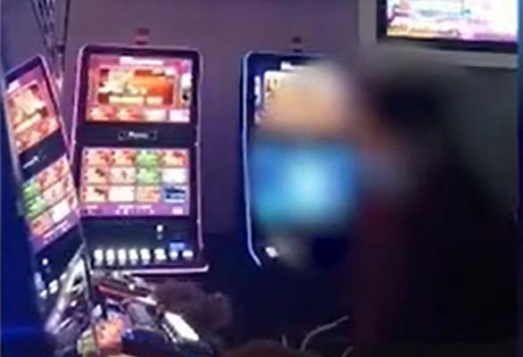 „Doamne, cine îmi dă mie banii înapoi, 70 de milioane?” Profesoară din Bârlad, surprinsă înjurând ca la uşa cortului în timp ce pierde bani la păcănele