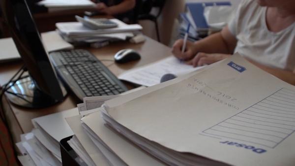 Adio, dosar cu şină! Proiectul de lege care te scapă de birocraţie, în dezbatere publică