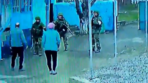 Cine sunt bătrânii care au dat afară din curte cu mâinile goale 3 soldați ruși înarmați: ”Au strigat la noi ”culcat!”. I-am înjurat în rusă”