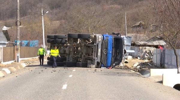 Accident cumplit într-o comună din Vaslui. Un camion s-a răsturnat şi a dărâmat un stâlp peste doi copii: "Când i-am văzut trântiţi am zis că, gata, sunt morţi"