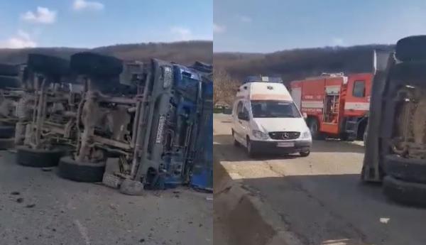 Fraţi gemeni din Vaslui, loviţi de un stâlp doborât de un şofer de TIR. Bărbatul a fost bătut de un localnic