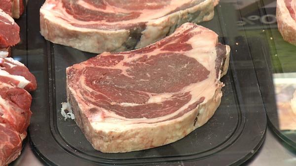 Românii mănâncă mai puţin, mai prost şi mai scump. De ce au scăzut drastic vânzările de preparate premium din carne