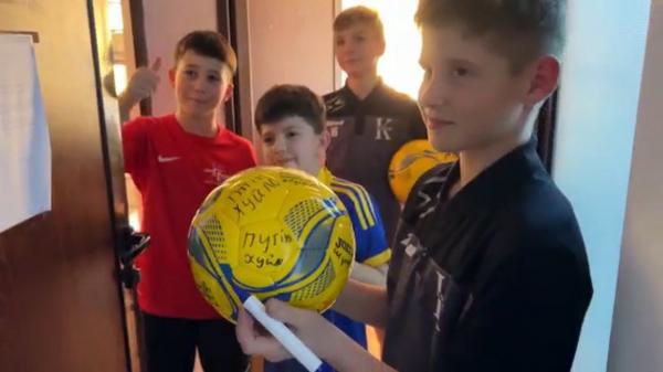 O întreagă echipă de fotbal, "transferată" în Vâlcea din Harkov. 42 de mici fotbalişti din Ucraina au venit să-şi continue visul în România