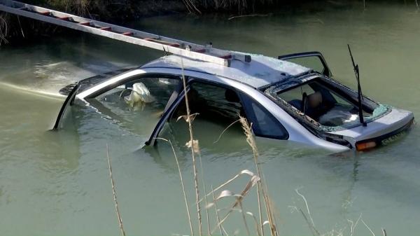 Accident cu final neașteptat la Constanța, după ce un șofer a plonjat cu mașina într-un canal. Scafandrii l-au căutat degeaba pe fundul apei