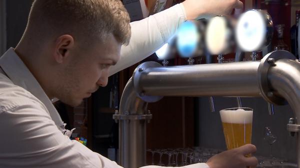 Barmanii, obligați prin lege să nu le mai dea de băut clienților care au pierdut şirul paharelor. Cine stabilește cât de beat înseamnă ”prea beat”