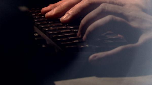 Profesor de sport din Arad, acuzat că a avut discuţii cu tentă sexuală cu o elevă de 16 ani. Bărbatul i-ar fi cerut adolescentei şi poze nud