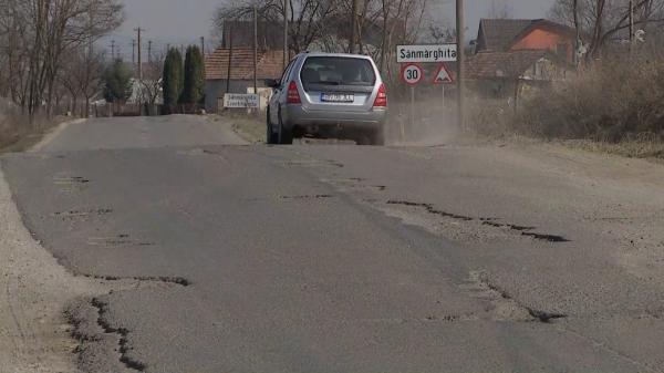 Două judeţe din România se ceartă pe cine are drumurile mai proaste. "Asfaltul arată ca după bombardament"