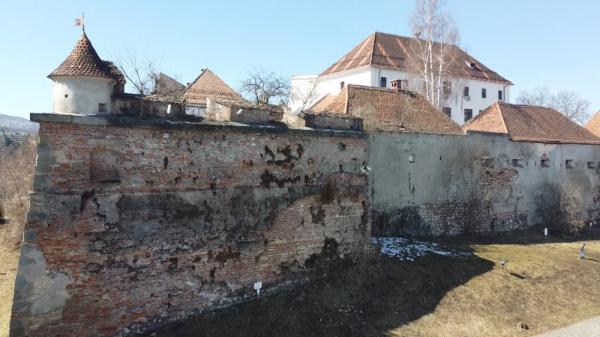 Cetăţuia, simbolul Braşovului, prinsă în războiul din instanţă. Zidurile monumentului la un pas să cadă