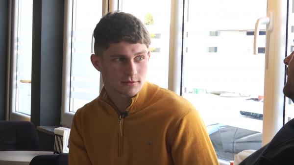 Cei doi tineri din Suceava plecaţi la Kiev "să vadă cum e războiul" sunt vedete la ei în sat. Cristi se bucură de mai multe cereri de prietenie de la fete