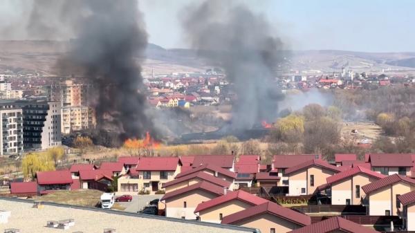 Cartier din Cluj-Napoca, ameninţat de un incendiu de vegetaţie. Flăcările au ajuns sub magistrala de gaz a oraşului