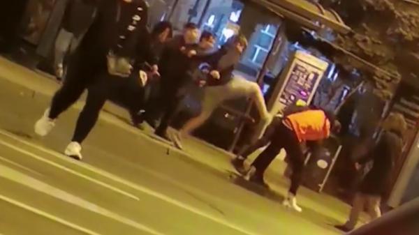 Tânăr snopit în bătaie în centrul Ploieștiului. Cei care au încercat să-i sară în apărare au fost opriți