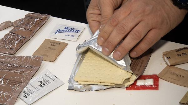 Rațiile militare, tot mai cumpărate de români. Ce conține pachetul care poate costa și 500 lei