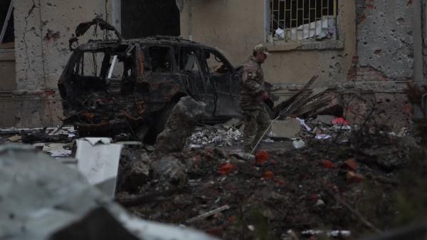 Mariupol, făcut una cu pământul: nici măcar Crucea Roşie nu mai poate intra în oraş. Harkovul, sub o ploaie de rachete: câteva sute în 24 de ore