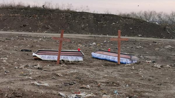 Mesaj de amenințare cu sicrie, cruci și lumânări aprinse, pe un câmp din Focșani. Îngroziți, localncii au chemat poliția