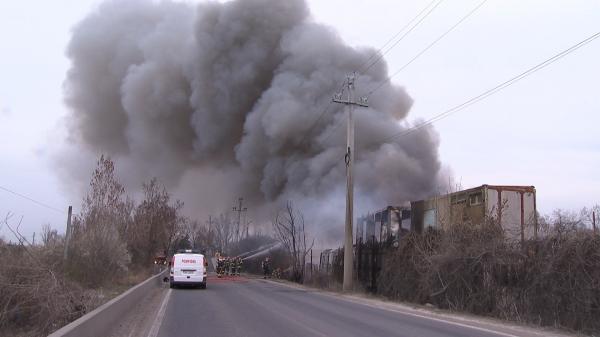 Intervenţie dificilă pentru lichidarea ultimelor focare ale incendiului de la Glina. Ancheta va stabili de la ce a pornit focul