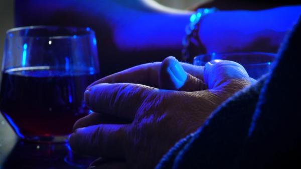 Filmul uciderii în bătaie a primarului din Jibert. Scandalul s-a aprins de la lemnul de foc