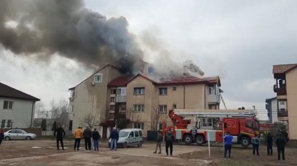 Incendii în serie în Miroslava. Pompierii s-au împărţit cu greu între cele trei misiuni