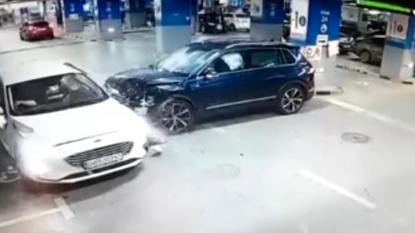 Filmul accidentului din parcarea subterană a unui mall din Bucureşti. Impactul a fost surprins de o cameră de supraveghere