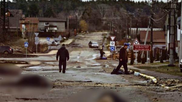 Civili executaţi şi abandonaţi pe străzi, în Ucraina: tragedia războiului, în imagini. Rusia susţine că e victima unei înscenări