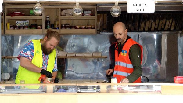 Pavlo, un ucrainean din Harkov, ajută refugiații care ajung în Gara de Nord: "În țara mea e acum război și vreau să îmi ajut oamenii..."