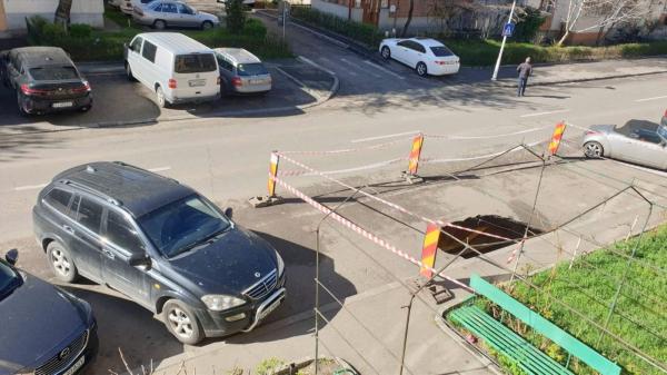Groapă uriașă în Craiova, după o avarie la sistemul de încălzire