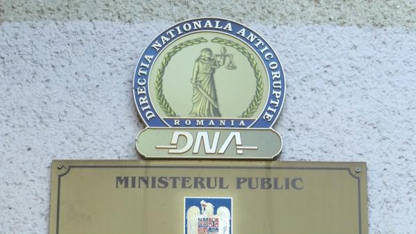 Vicepreşedintele Consiliului Judeţean Suceava Silviu Crețu, prins de DNA când primea mită 40.000 de euro, reţinut pentru 24 de ore