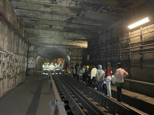 Filmul incidentului de la metrou: cum s-a blocat o garnitură între staţiile Griviţa şi Basarab. 276 de călători au fost evacuaţi prin tunel