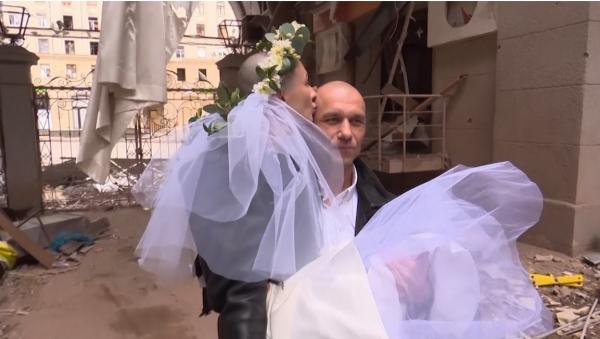 Războiul nu poate opri iubirea. Doi ucraineni s-au căsătorit în subteran, la metroul din Harkov