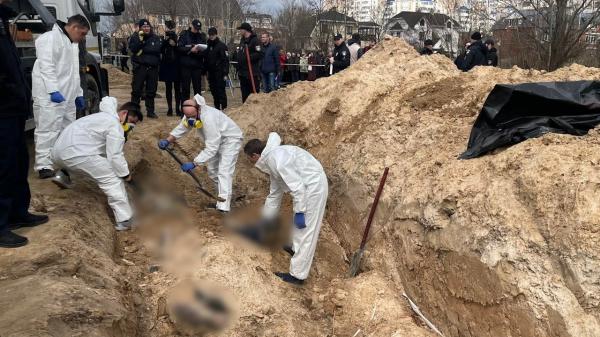 Imagini de la exhumarea cadavrelor din groapa comună de la Bucha. Ce au stabilit anchetatorii după primele verificări