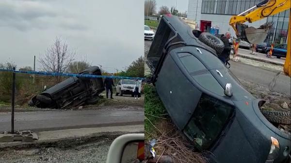 Un şofer din Constanţa s-a răsturnat cu maşina în şanţ. Martor: "A alunecat în tranşeele făcute de muncitori"