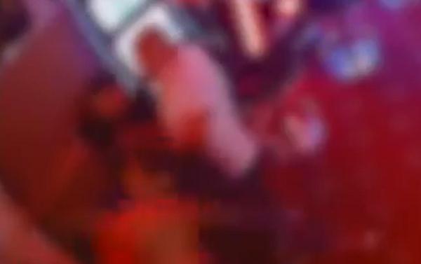 Momentul în care un gălățean este lovit cu bâtele într-o sală de jocuri. Doi dintre bătăuşi au luat-o la goană