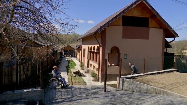 Tot mai mulți români fug din marile orașe la țară. Cât costă o casă complet utilată la sate: Se vând mai ceva ca pâinea caldă