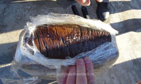 38 de kilograme de opiu, descoperite în maşina unui cetăţean turc la frontiera Calafat