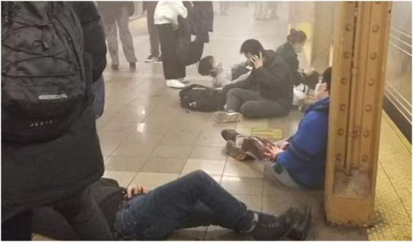 Atac la metroul din New York. Un bărbat cu mască de gaz a deschis focul, 16 răniţi