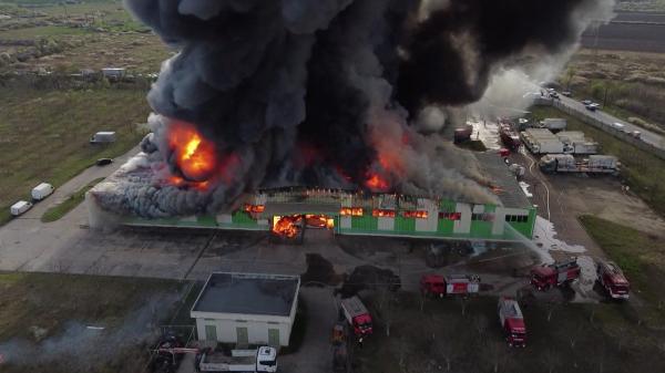 Incendiul de la hala din Timişoara: într-unul dintre depozite s-ar fi aflat un bolid de lux Rolls-Royce. "Am crezut că mai putem salva ceva"