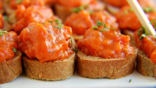 Cum se ţine Postul Paştelui la oraş: roast cu cartofi, ratatouille de legume sau dovlecei în sos tempura. Cât costă astfel de preparate