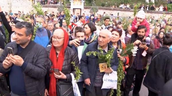 După doi ani de pandemie, românii au participat cu miile la procesiunile de Florii: "E impresionant să vezi cum oamenii îl caută pe Dumnezeu"