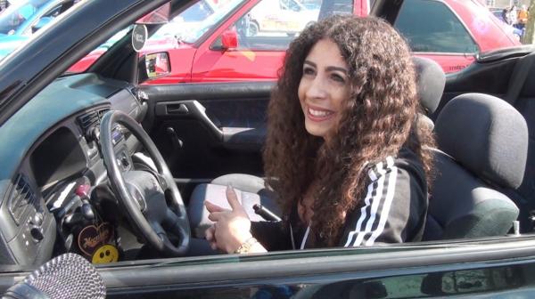 Show cu maşini super-sport la Alba Iulia. "Vedeta" expoziţiei are propriul cont de Instagram: "Nu ştiu cine e proprietarul şi sunt surprinşi când văd că e o fată"