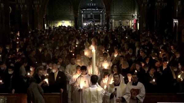 Catolicii din toată lumea au sărbătorit prima zi de Paşte. După doi ani, bisericile au fost din nou pline