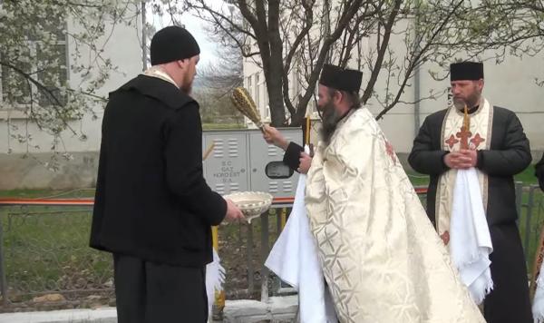 Contor de gaz sfințit de preoți, cu tăiere de panglică, chiar de ziua primarului din Frumușica