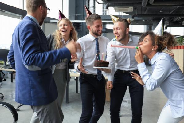 Un bărbat a suferit atac de panică, după o petrecere surpriză organizată de colegi. Ce despăgubire trebuie să-i achite compania americanului