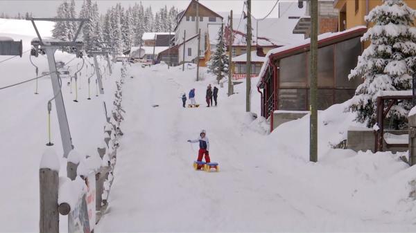 A nins în staţiunile montane, dar turiştii nu se înghesuie pe pârtii de Paşte. Cabanierii se plâng că numărul rezervărilor a scăzut în ultima perioadă