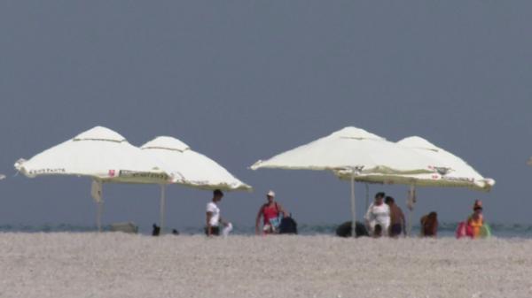 Veste bună pentru turiştii care se plângeau de distanța până la mare. Din acest an și-ar putea așeza șezlongurile chiar lângă apă
