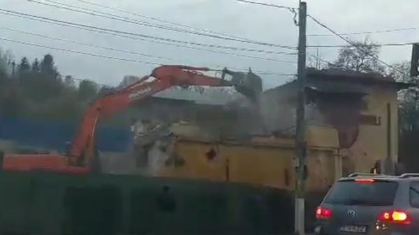 Vestita clădire "Hanul Trei Sarmale" a fost demolată. Proprietarul avea autorizaţie să o reconstruiască, dar tot a pus-o la pământ