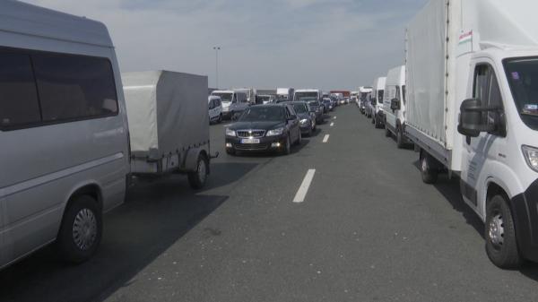 Aglomeraţie mare la Vama Nădlac. Românii care au luat calea străinătăţii se întorc acasă de Paşte