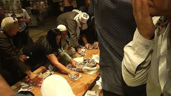 Reportaj Observator de la Piatra Ungerii din Ierusalim, unde mii de credincioşi se roagă şi aşteaptă miracolul Învierii